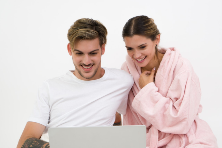 mężczyzna i kobieta z laptopem