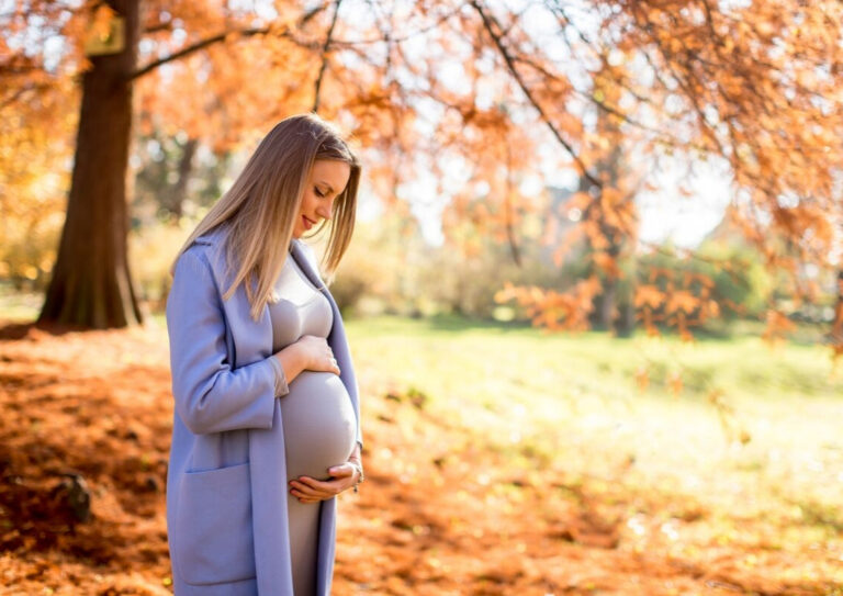 kobieta w ciąży jesień