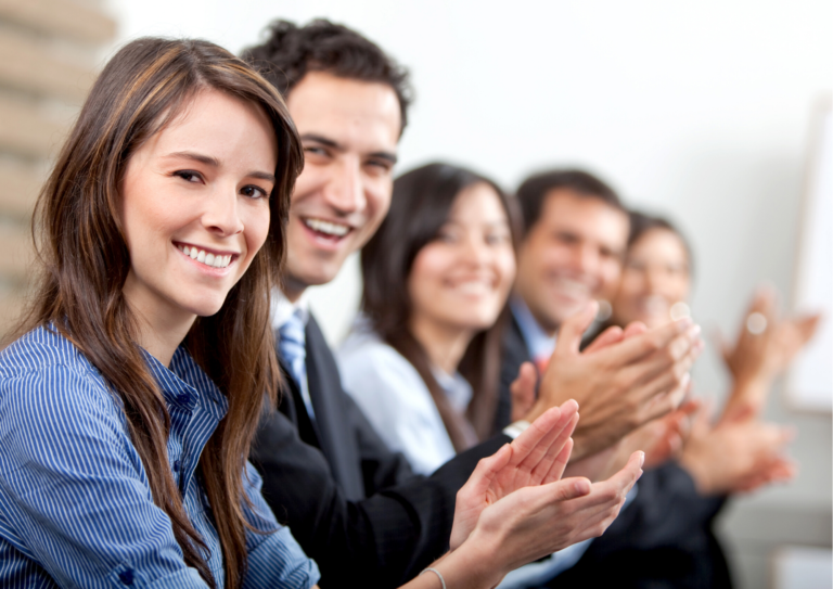 ludzie bijący brawo