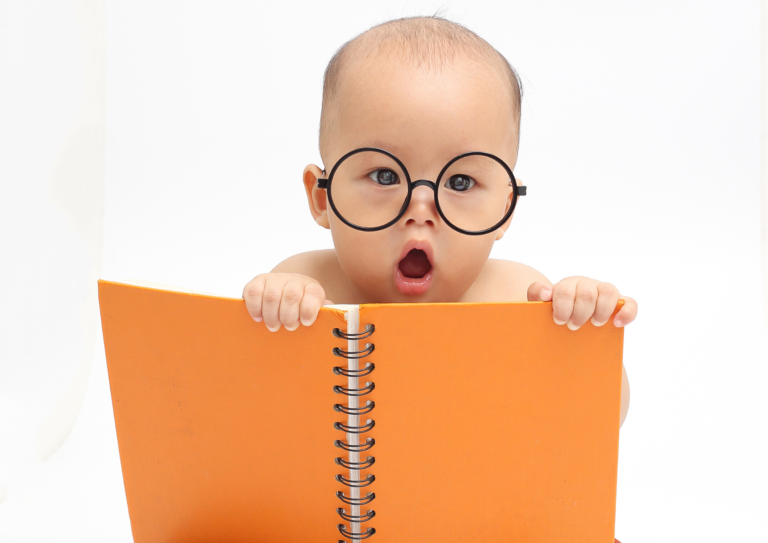 dziecko w okularach z zeszytem