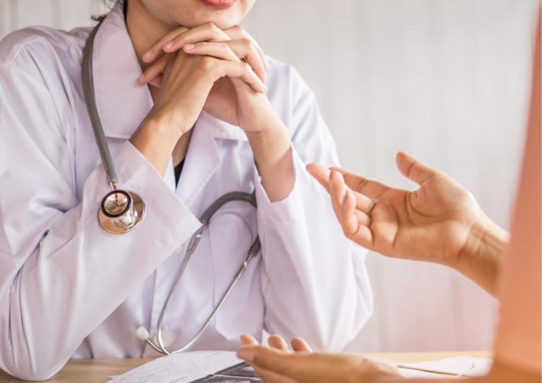 lekarz słuchający pacjenta