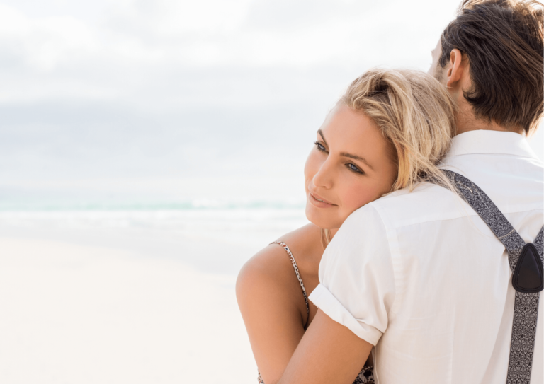 kobieta z mężczyzną na plaży