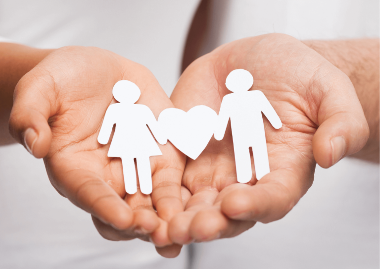 kartka wycięta z obrazem rodziny i serca