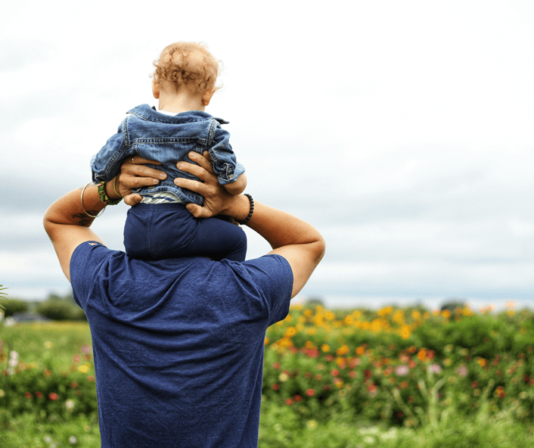dziecko z ojcem na spacerze