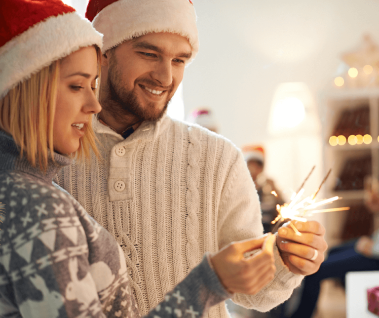 kobieta i mężczyzna ze sztucznym ogniem