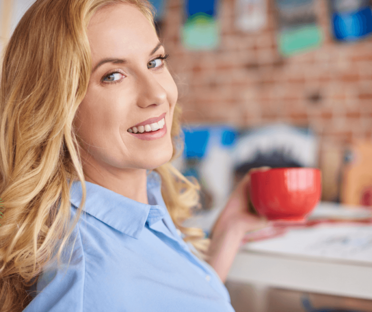 kobieta z czerwonym kubkiem