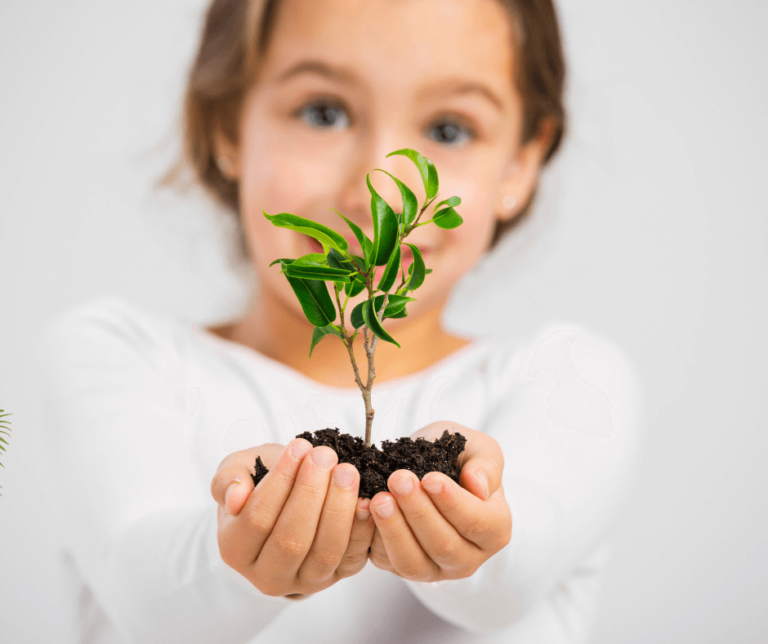dziewczynka trzymająca roślinę
