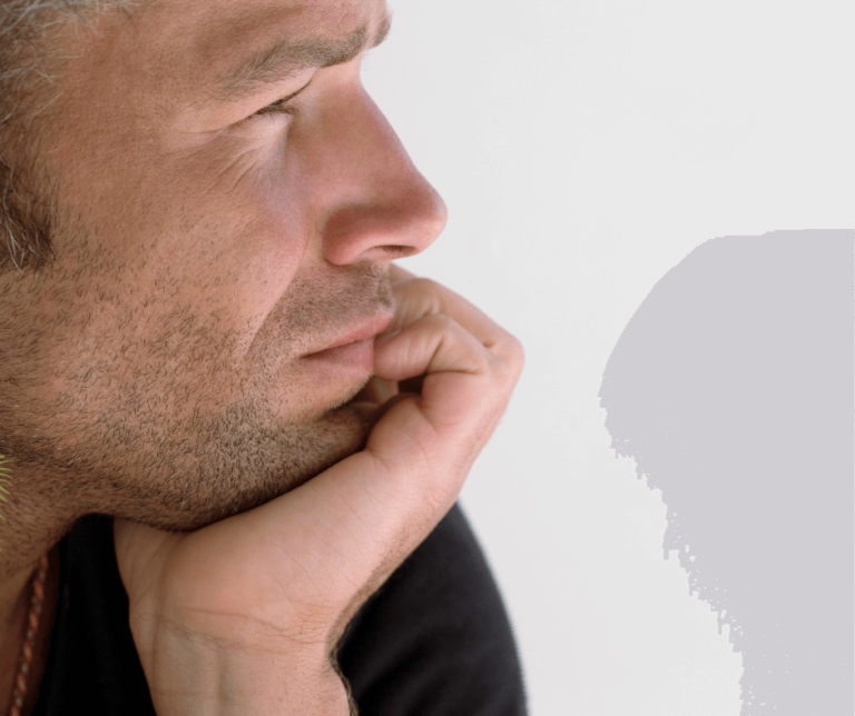 zamyślony mężczyzna