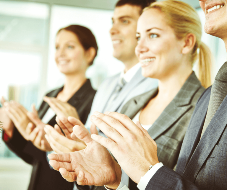 ludzie bijący brawo