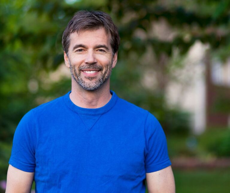 mężczyzna uśmiechający się