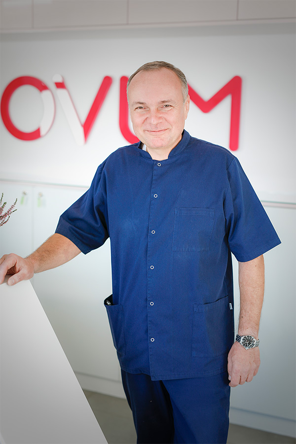 lekarz z kliniki ovum