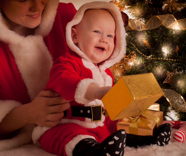 dziecko w stroju mikołaja