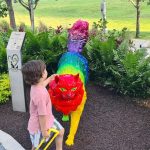 dziecko z kolorowym kotem