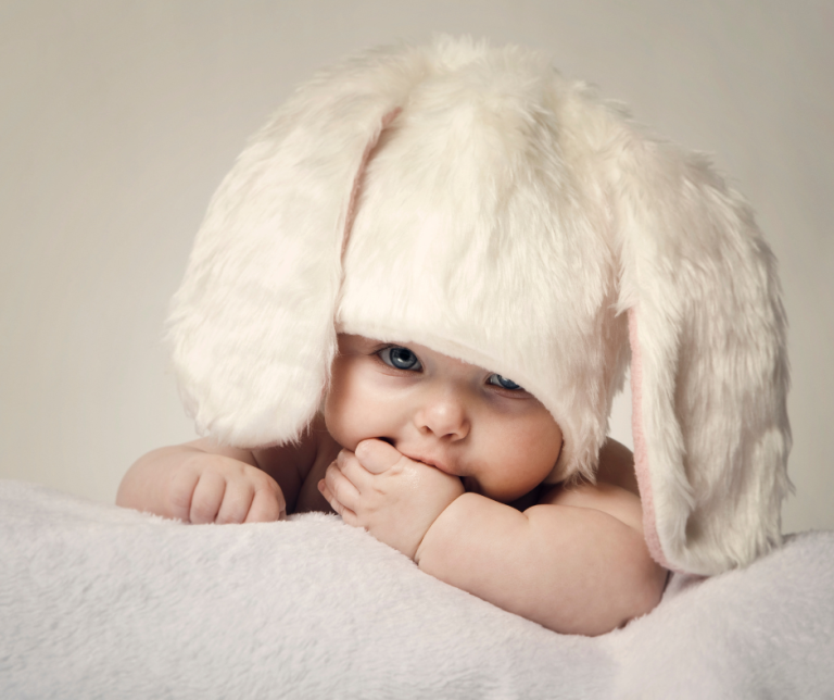 dziecko w czapce królika