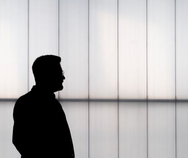 mężczyzna pod światło